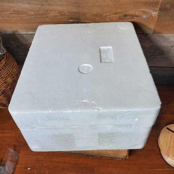 Grandeur Noel Collectible Porcelain Angel Set - Picture 11 of 12